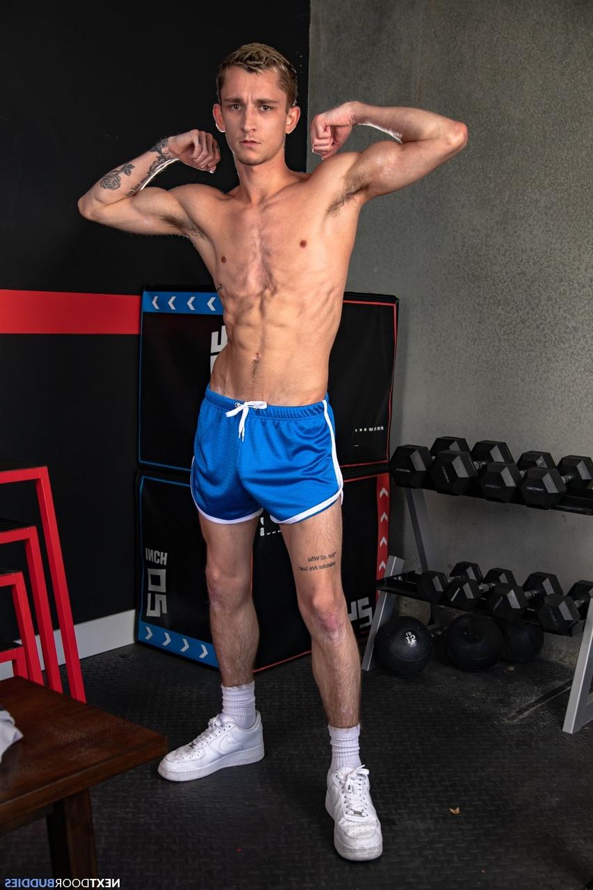 20P Theo Brady gay pendurado gosta de sexo anal hardcore com bunda preta na academia