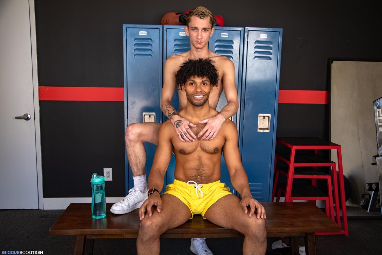 20P Theo Brady gay pendurado gosta de sexo anal hardcore com bunda preta na academia