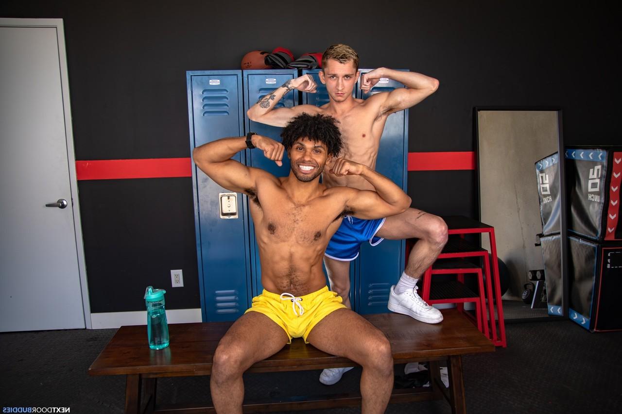 20P Theo Brady gay pendurado gosta de sexo anal hardcore com bunda preta na academia