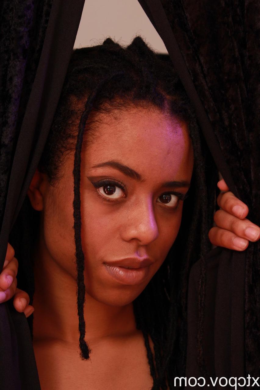 20P Hermosa negra hace una espectacular paja con los pies interracial y recibe un facial