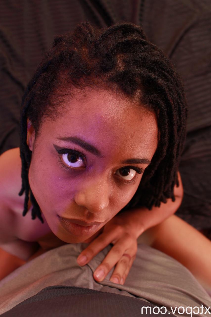 20P Hermosa negra hace una espectacular paja con los pies interracial y recibe un facial