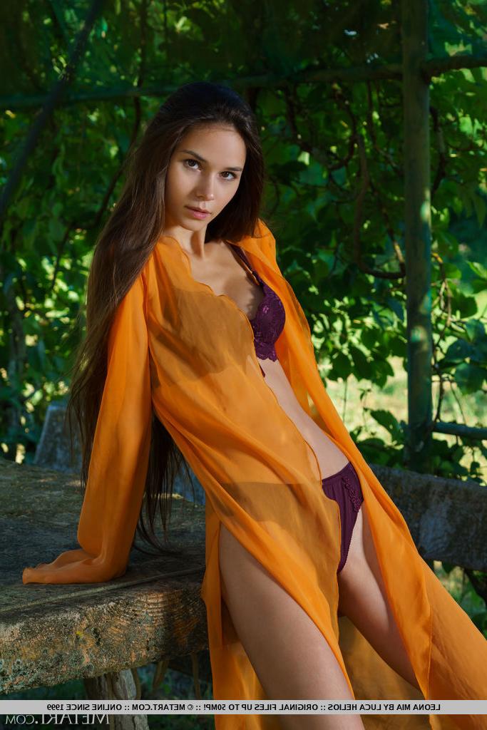 18P La joven y delgada belleza leona mia se desnuda totalmente al aire libre a la sombra