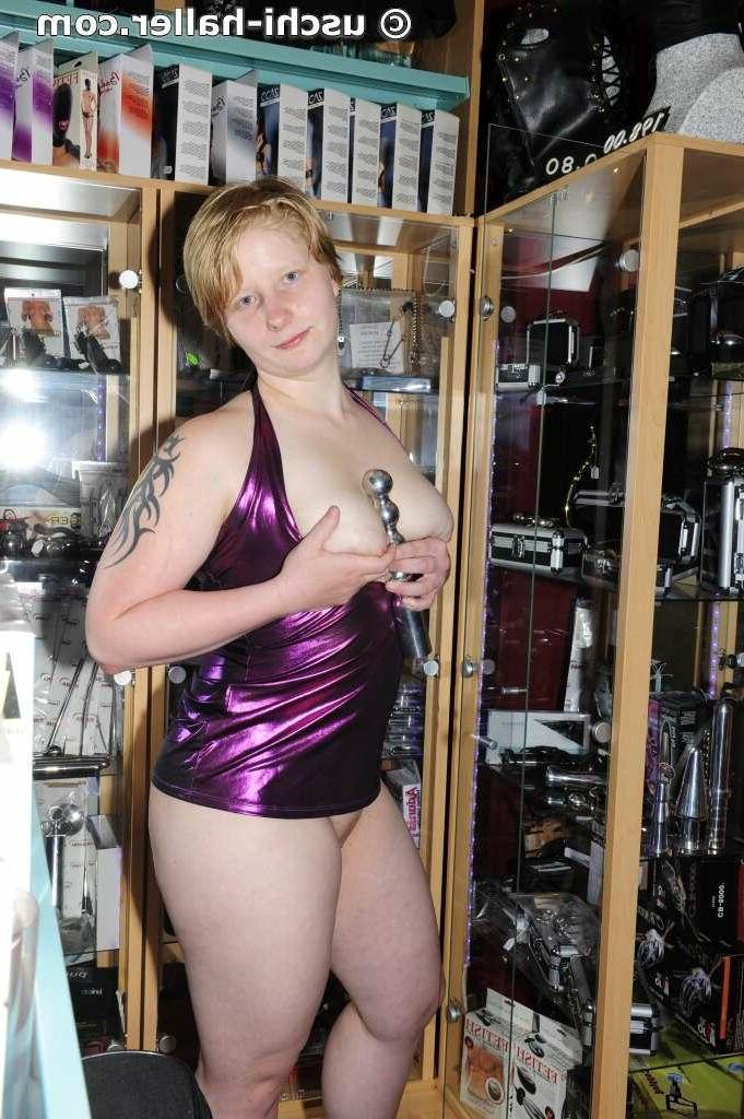 15P A loira gordinha Sonja Sweet é assada no espeto durante o sexo em uma loja para adultos