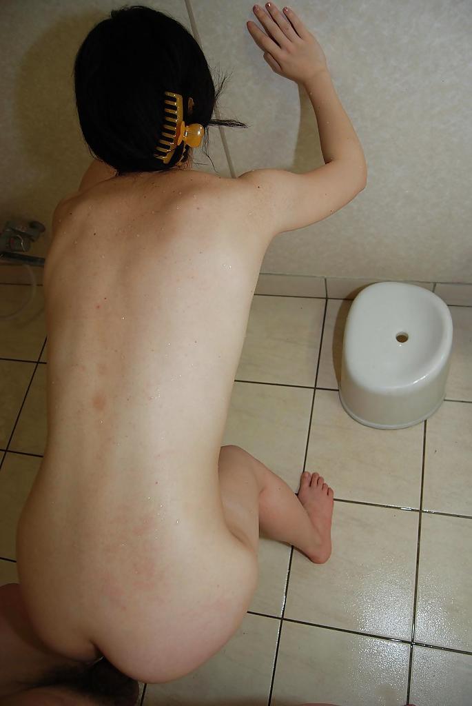 16P Der asiatische brünette Teenager Hiroki gibt einen Blowjob und fickt im Badezimmer