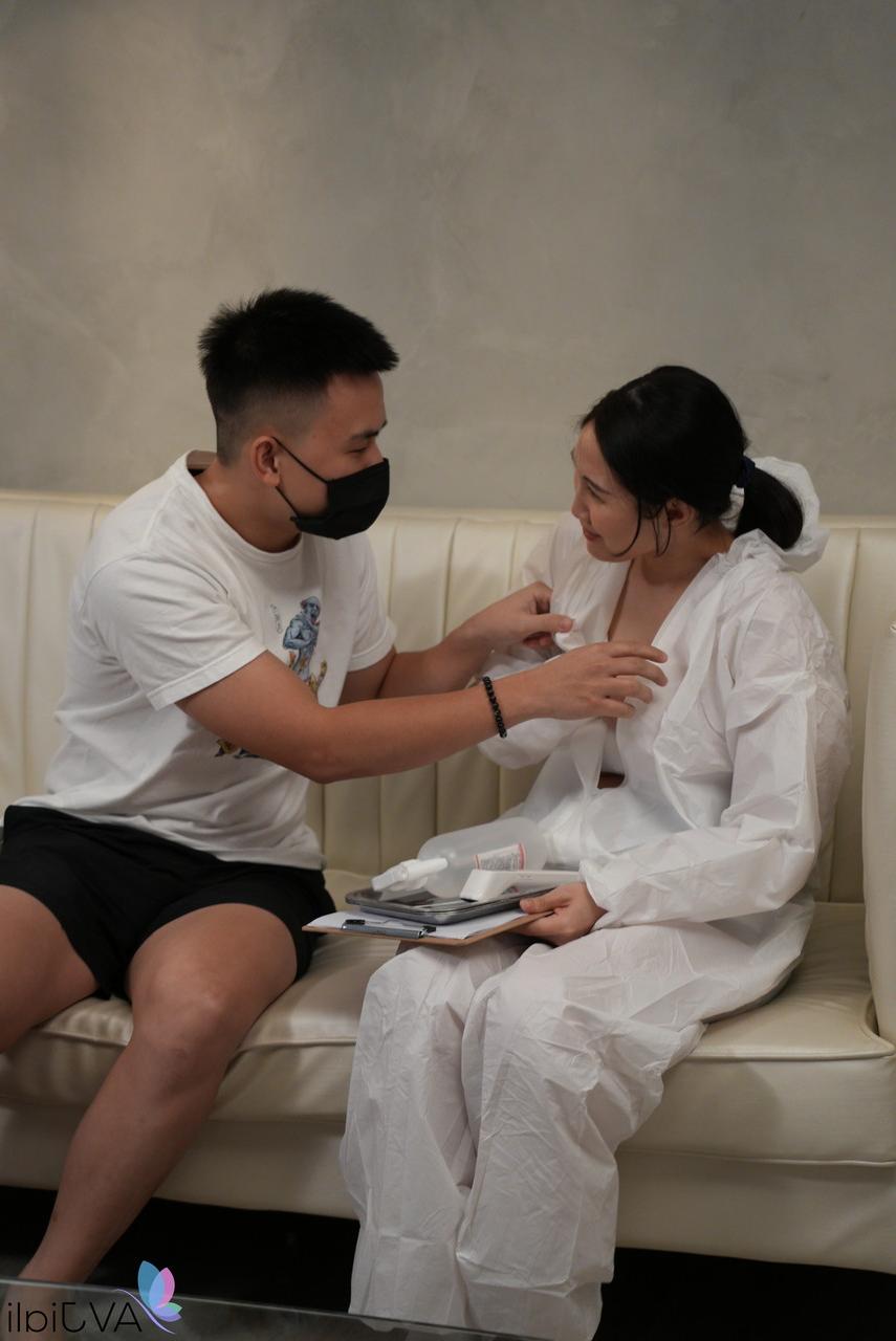 20P Health worker Li Er teases with her big tits while getting banged on the couch