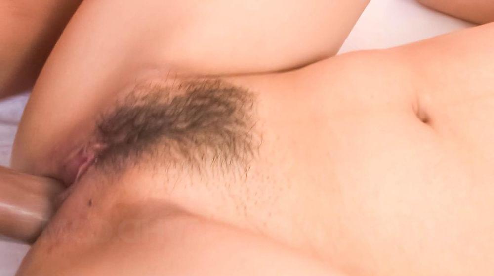 15P A jovem japonesa Yayoi Yanagida usa tranças enquanto faz sexo