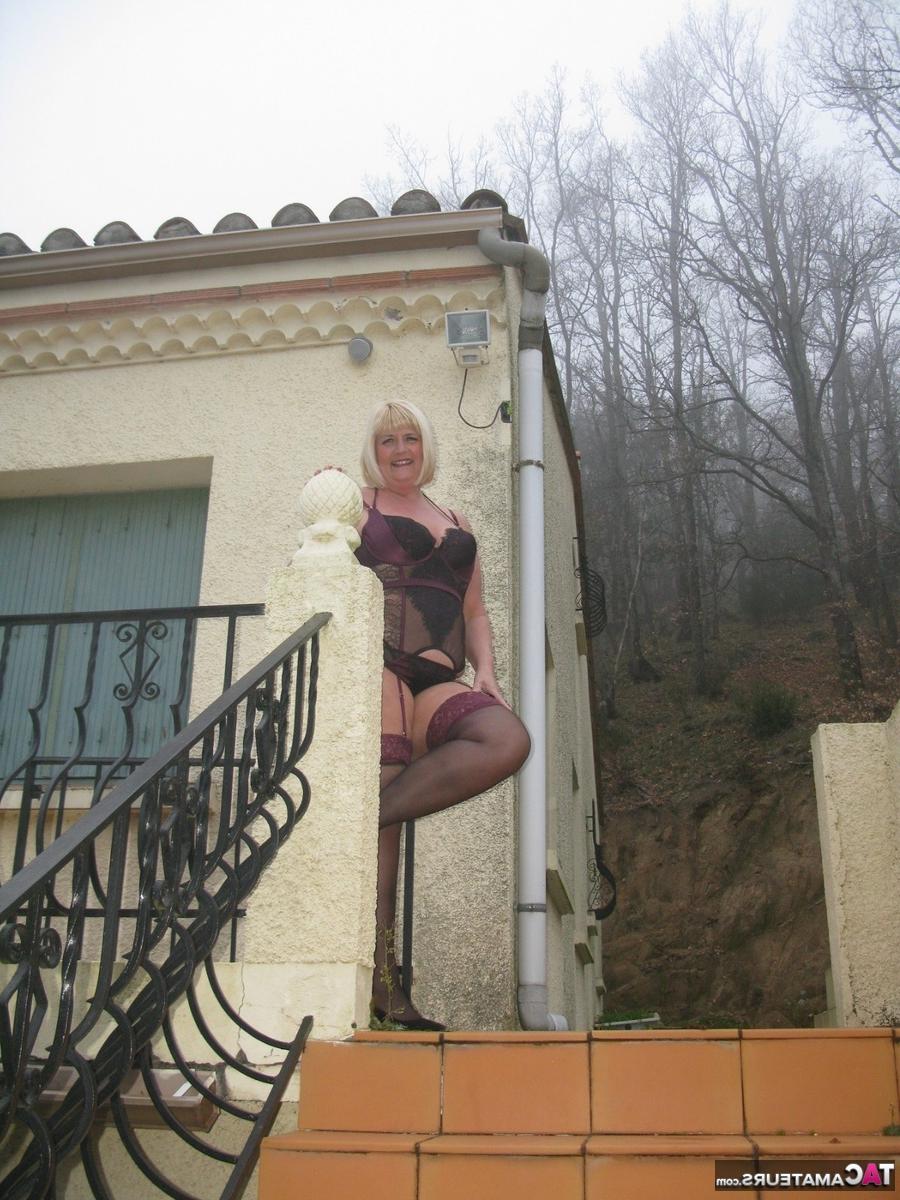 16P A loira mais velha BBW Chrissy Uk perde os seios da lingerie durante a ação solo