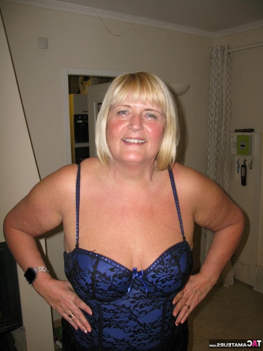 16P A loira mais velha BBW Chrissy Uk perde os seios da lingerie durante a ação solo