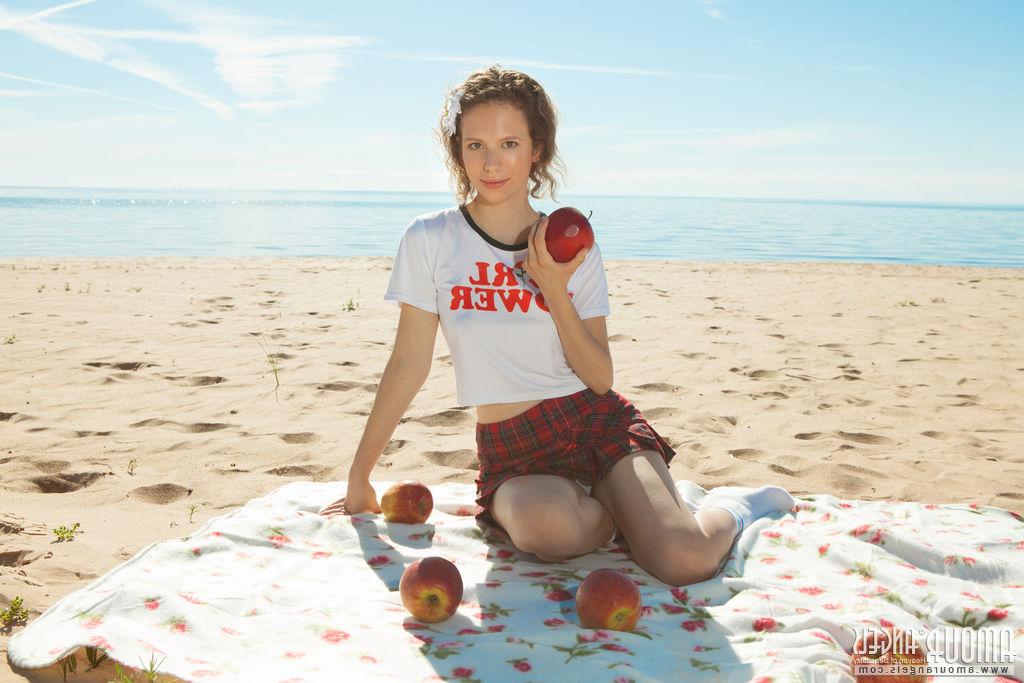 20P Das bezaubernde junge Mädchen Amore macht sich auf einer Stranddecke völlig nackt