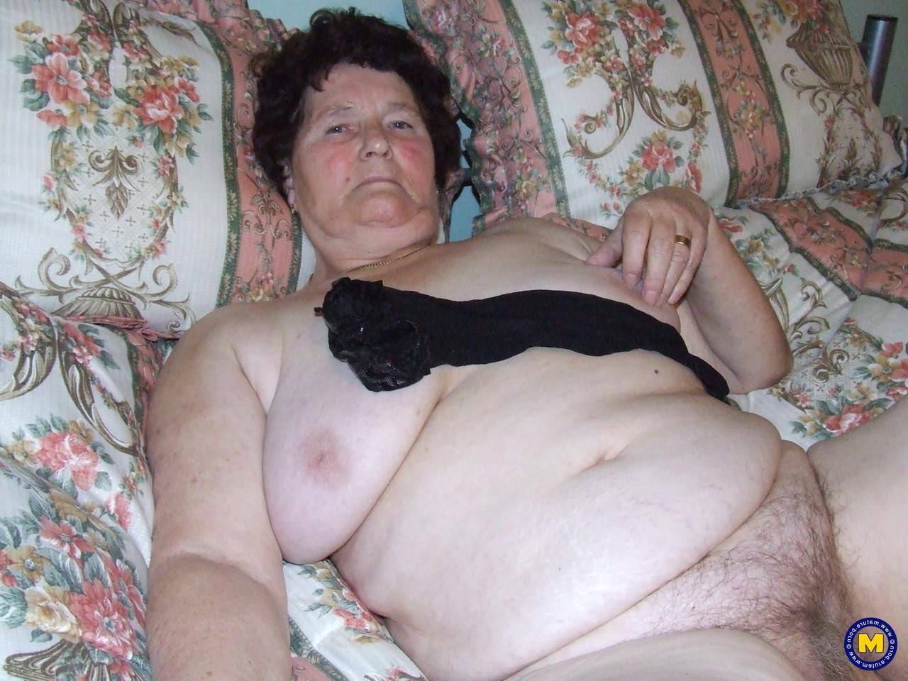 20P A velha BBW Hildegard revela seus grandes talentos naturais e virilha peluda em seu quarto