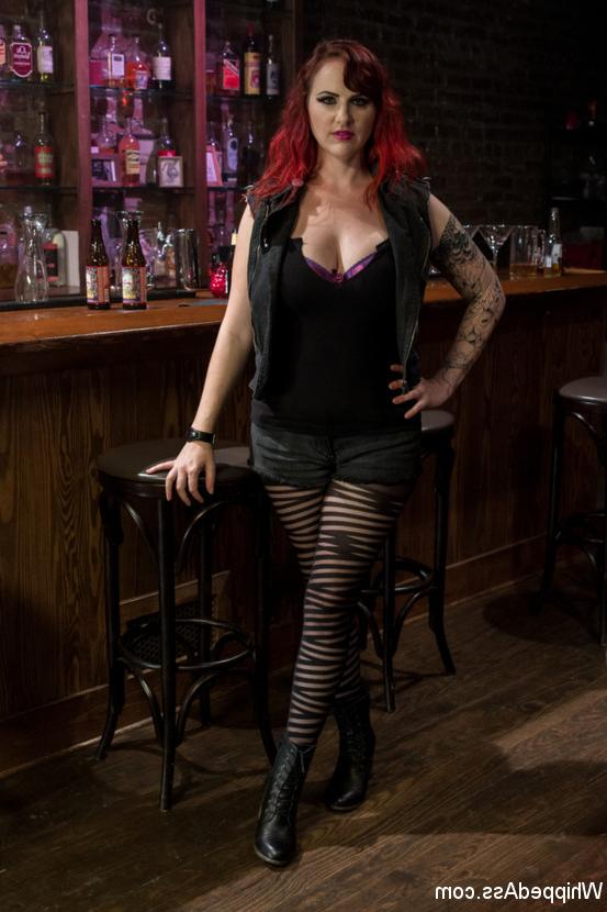 15P Des femmes lesbiennes boivent dans un bar avant le sexe avec un gode-ceinture.