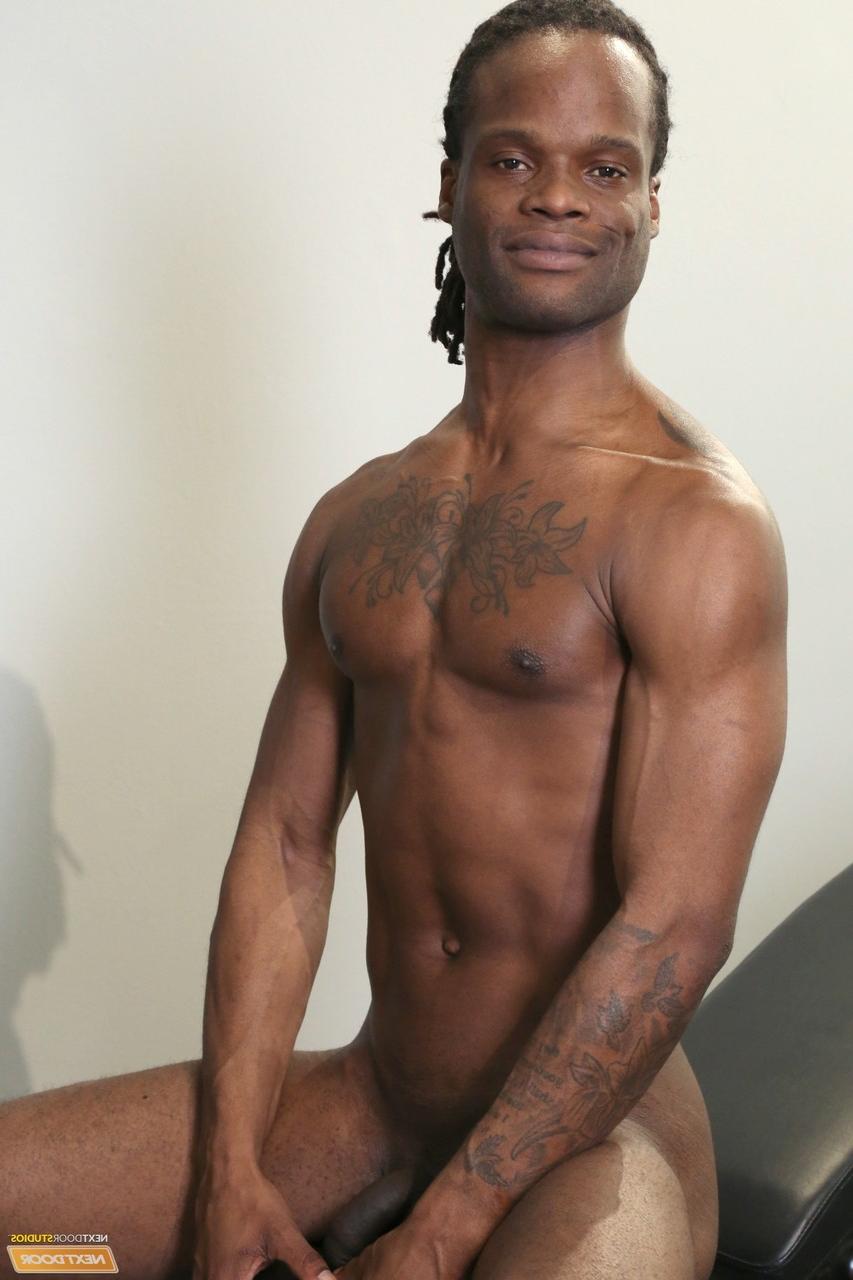 17P O touro negro tatuado Ray Anthony mostra seu pau grande na academia