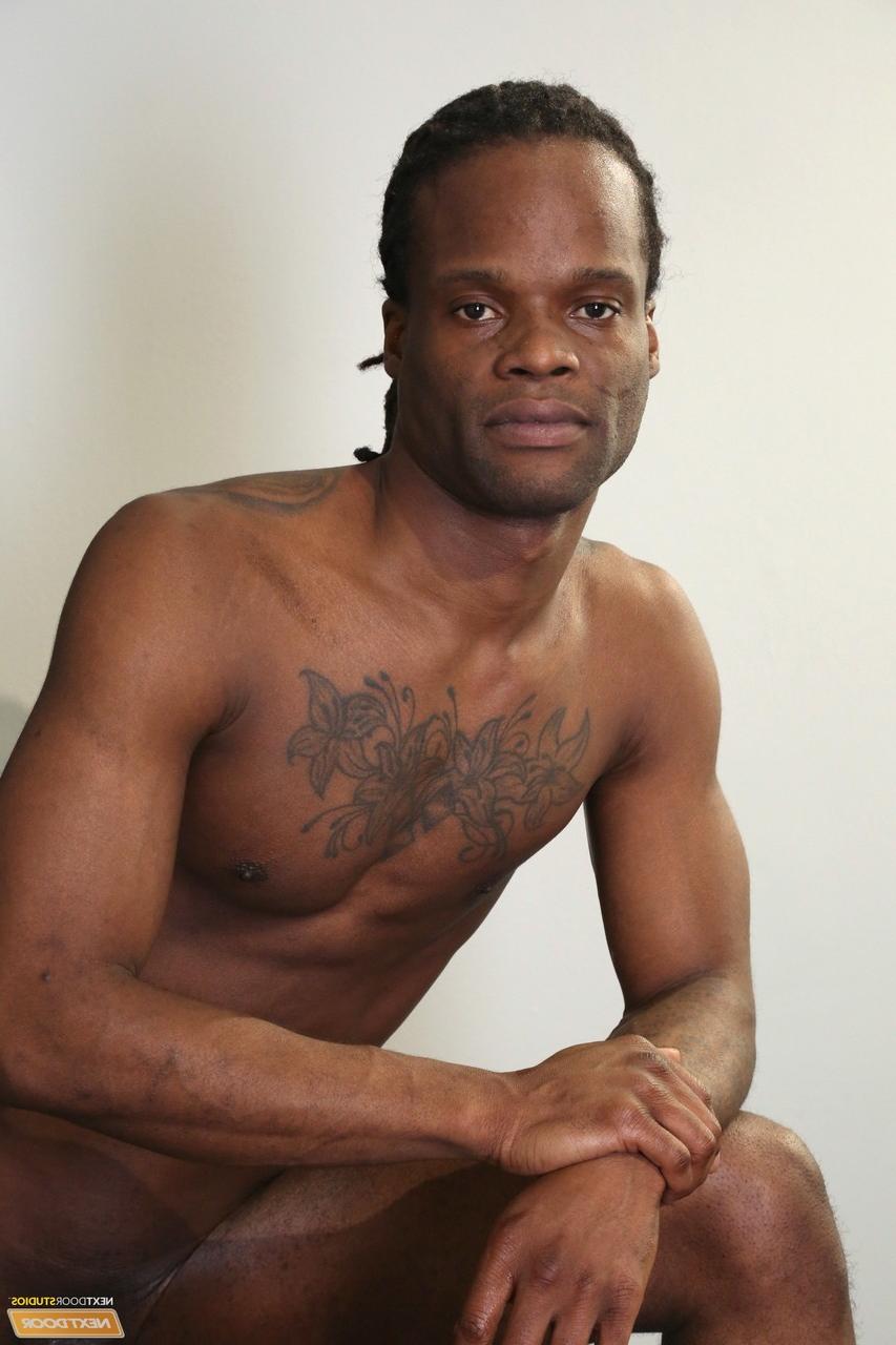 17P O touro negro tatuado Ray Anthony mostra seu pau grande na academia