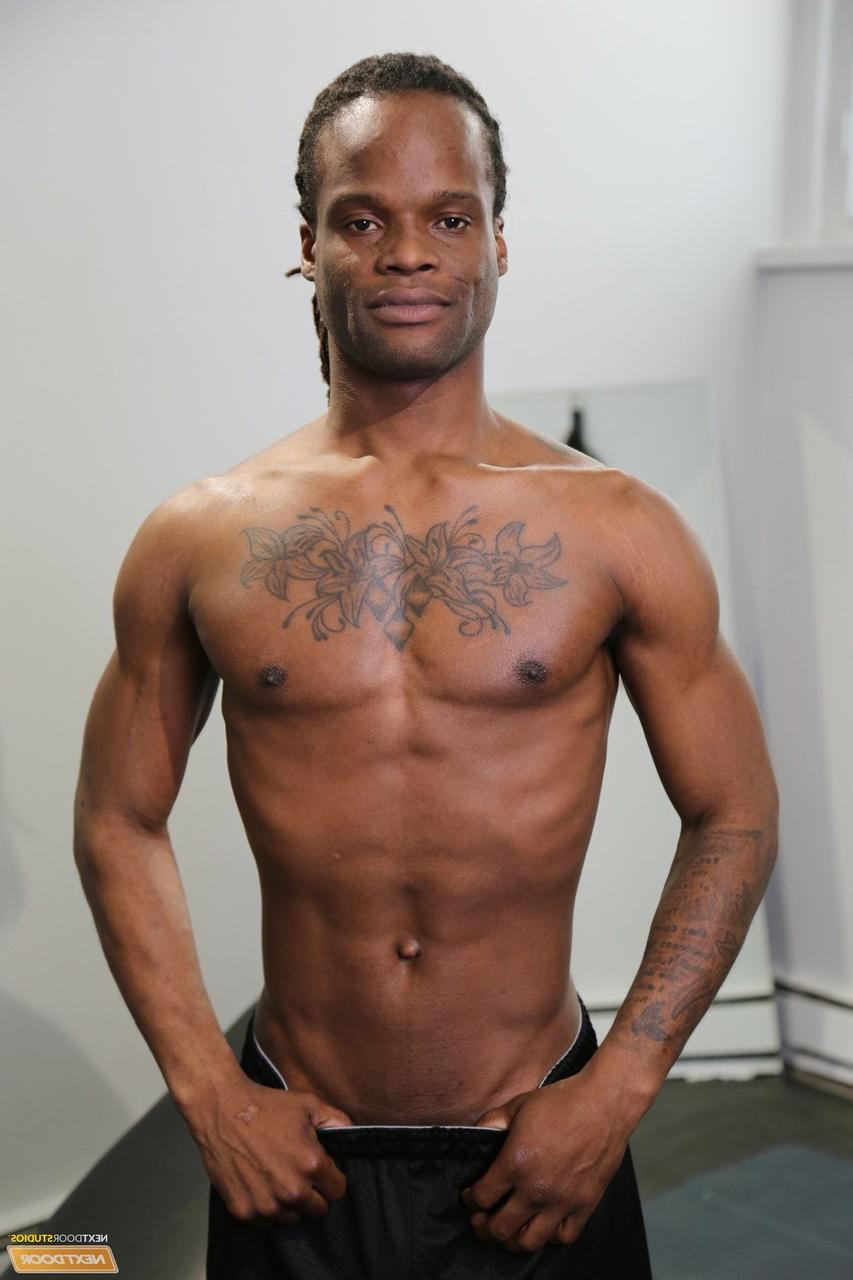 17P O touro negro tatuado Ray Anthony mostra seu pau grande na academia