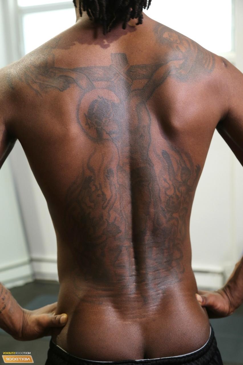 17P O touro negro tatuado Ray Anthony mostra seu pau grande na academia