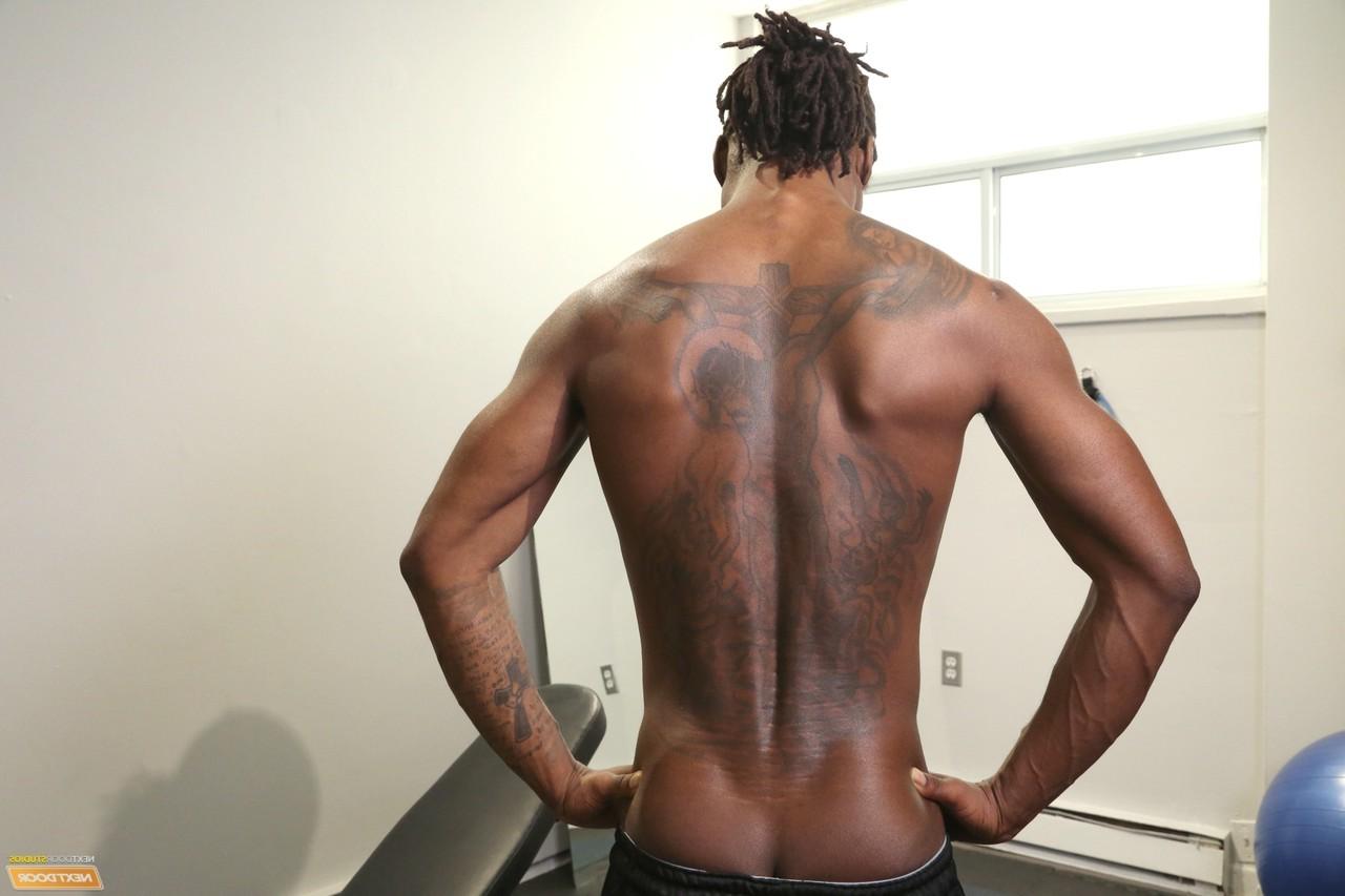 17P O touro negro tatuado Ray Anthony mostra seu pau grande na academia