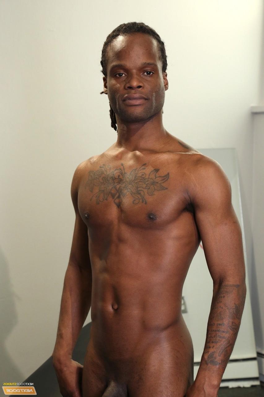 17P O touro negro tatuado Ray Anthony mostra seu pau grande na academia