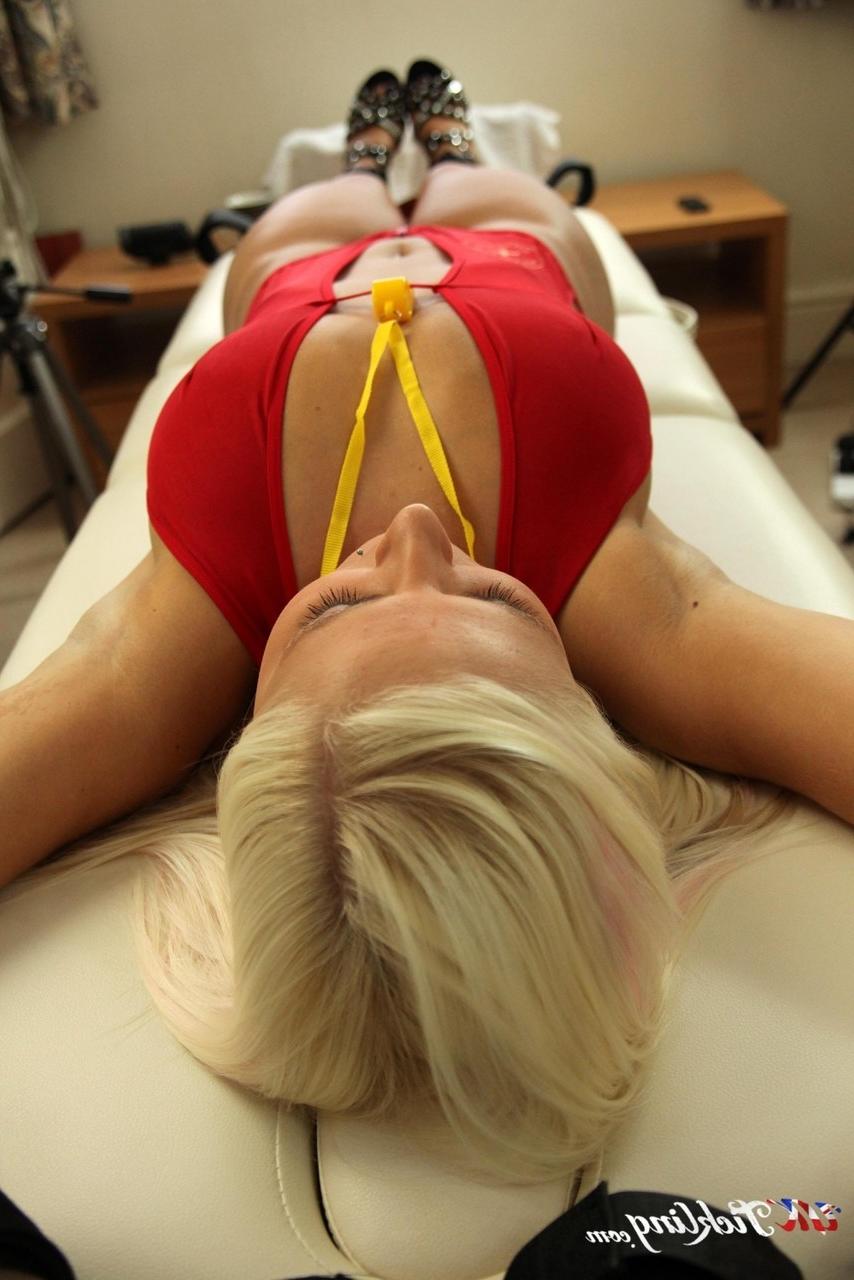 12P A loira peituda Sarah Jayne está amarrada a uma mesa com os seus lindos pés à mostra