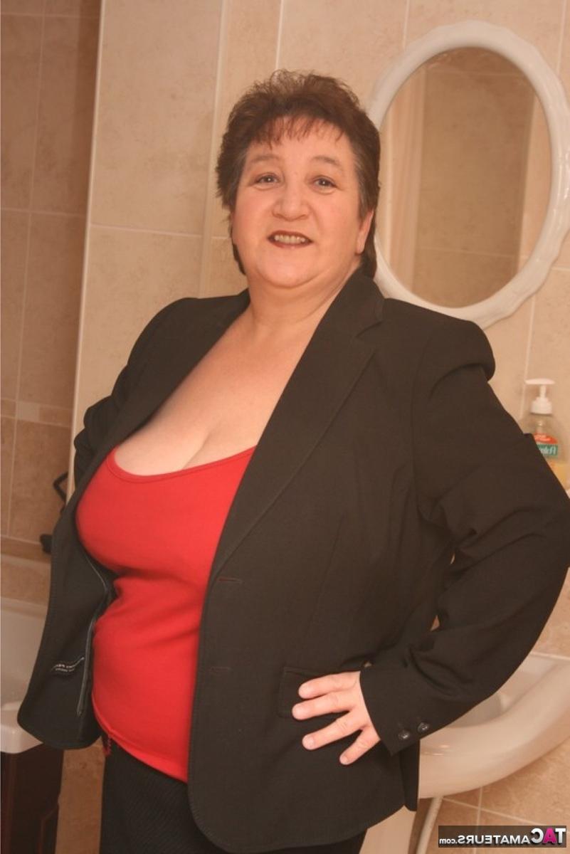 16P Die übergewichtige reife Dame Kinky Carol zieht ihren Rock herunter, während sie einen Tanga trägt