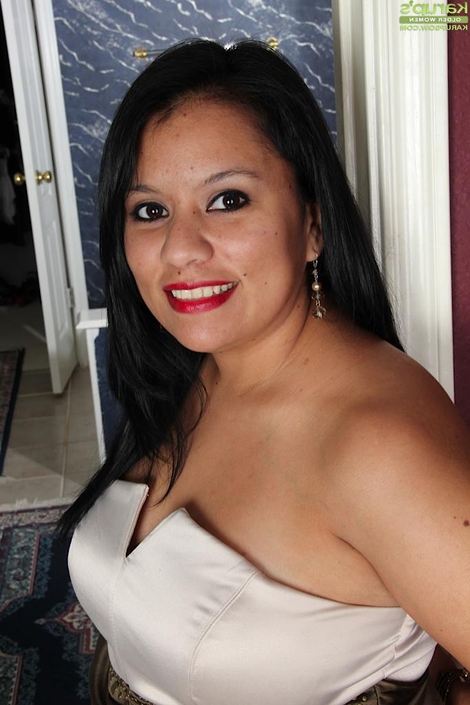 15P Die dicke BBW Lucey Perez spreizt ihre kräftige Muschi und enthüllt schlaffe Brüste
