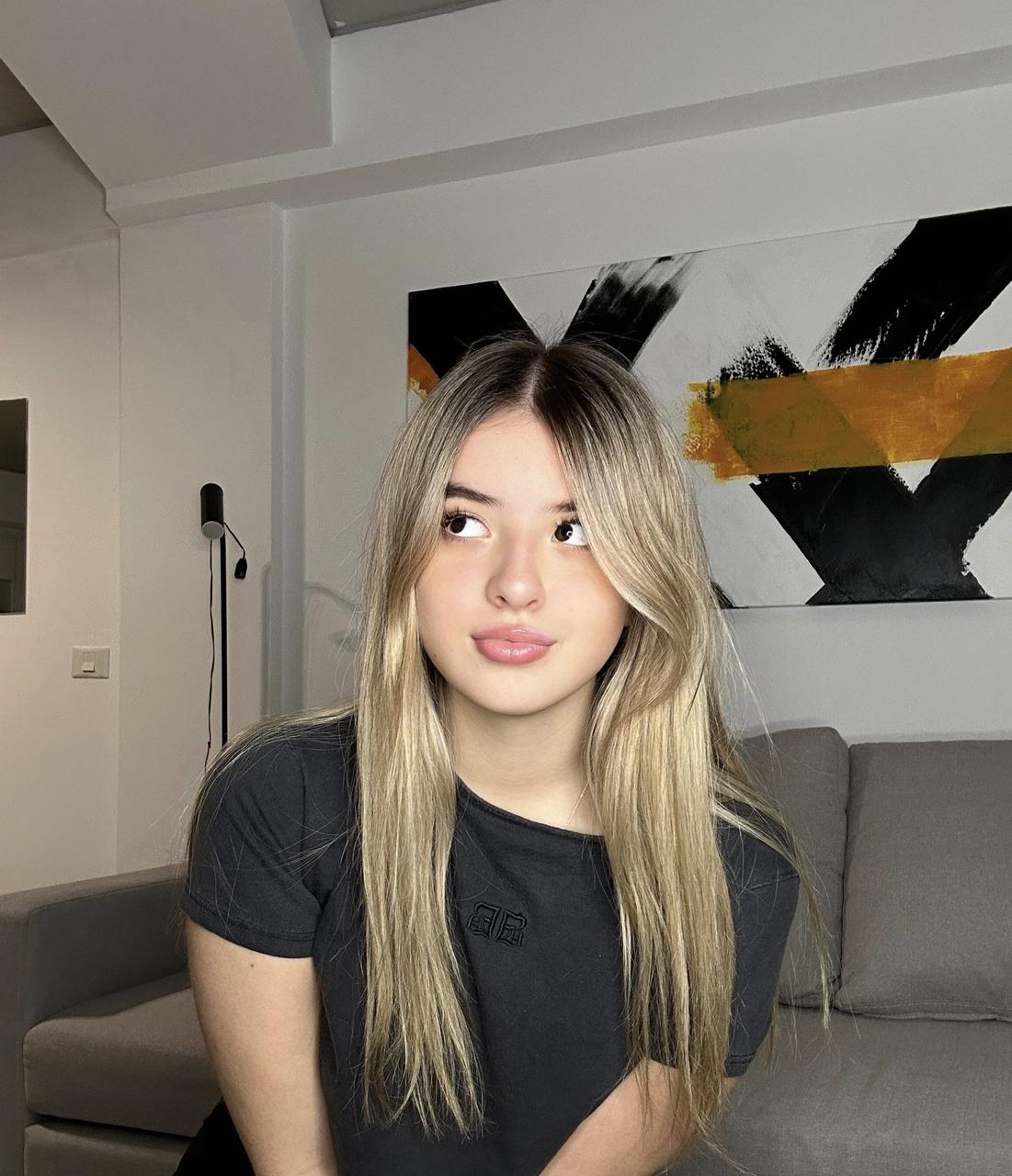 10P A pequena adolescente Ashley exibe sua bunda grande em uma tanga sexy em sua cama