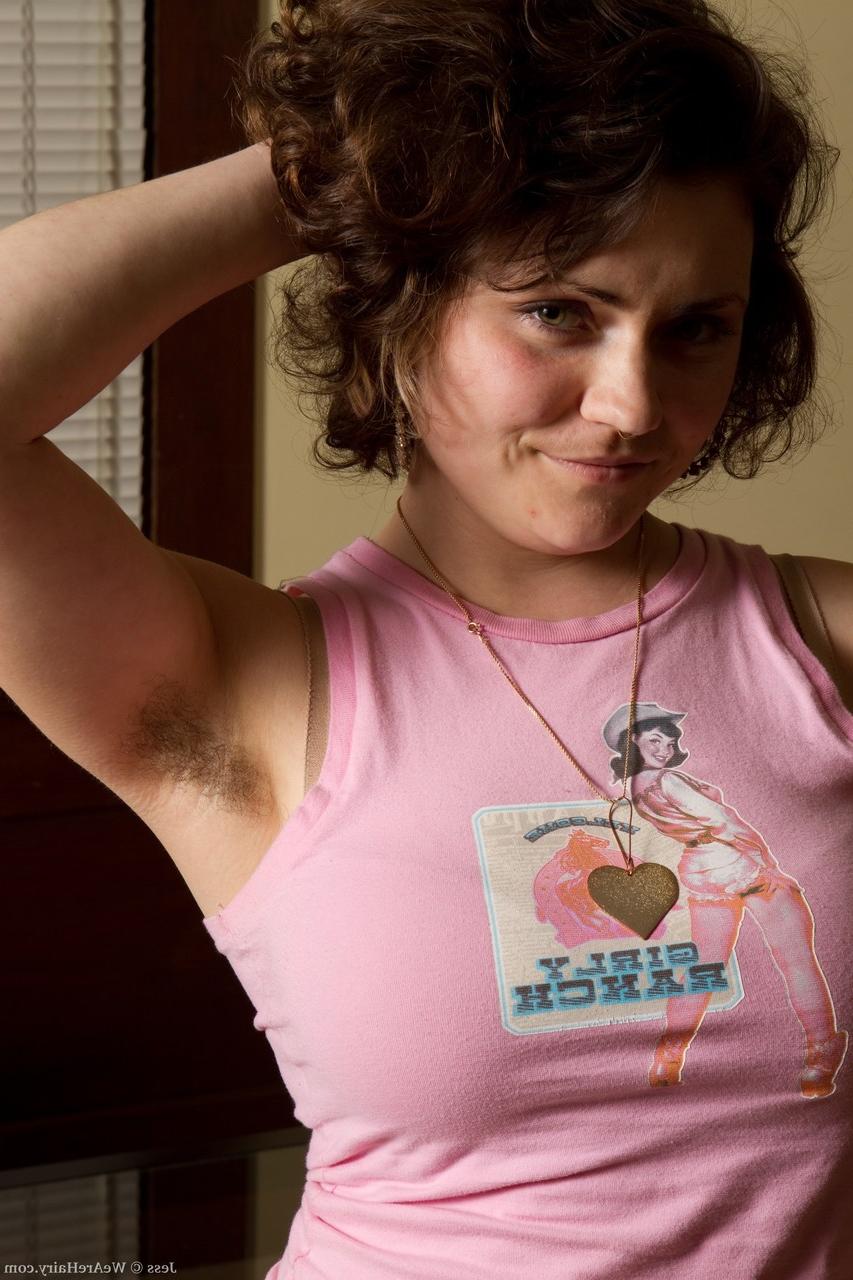 20P Jess, la morena de cabeza rizada, muestra las piernas y las axilas peludas antes de revelar su manguito peludo