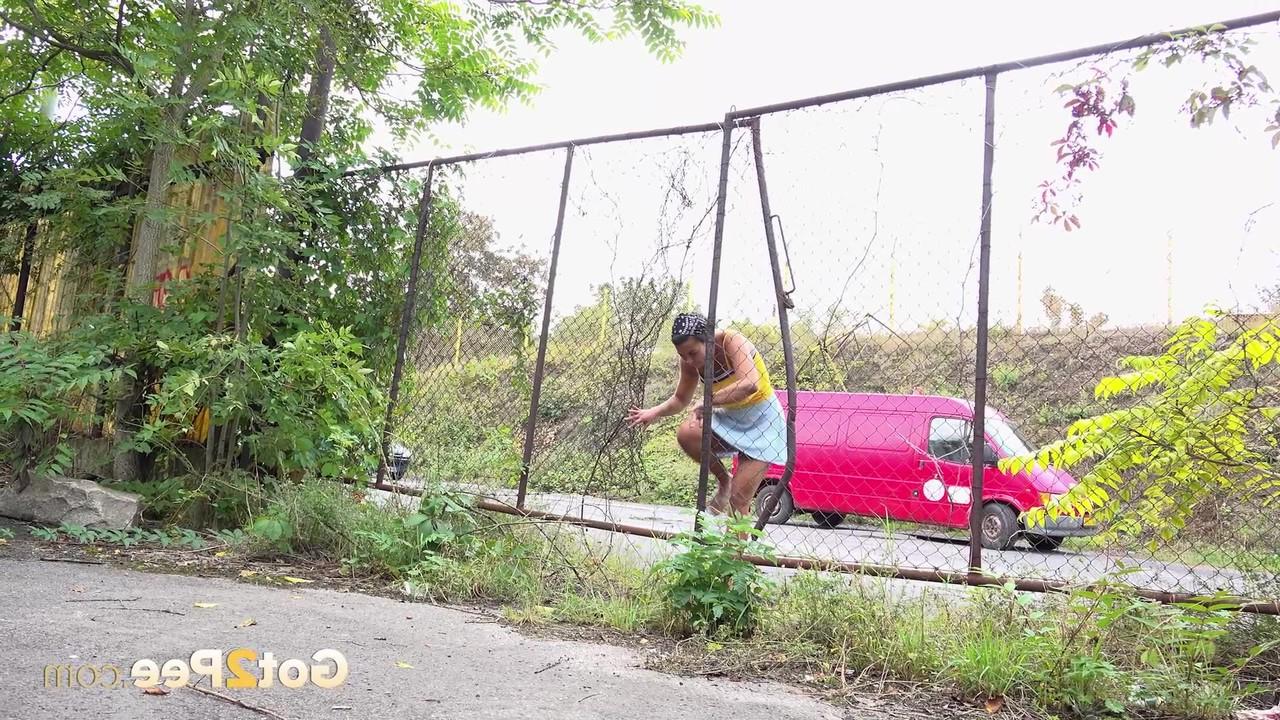 15P A garota baixinha Chloe Lamour mija muito em um pedaço da calçada