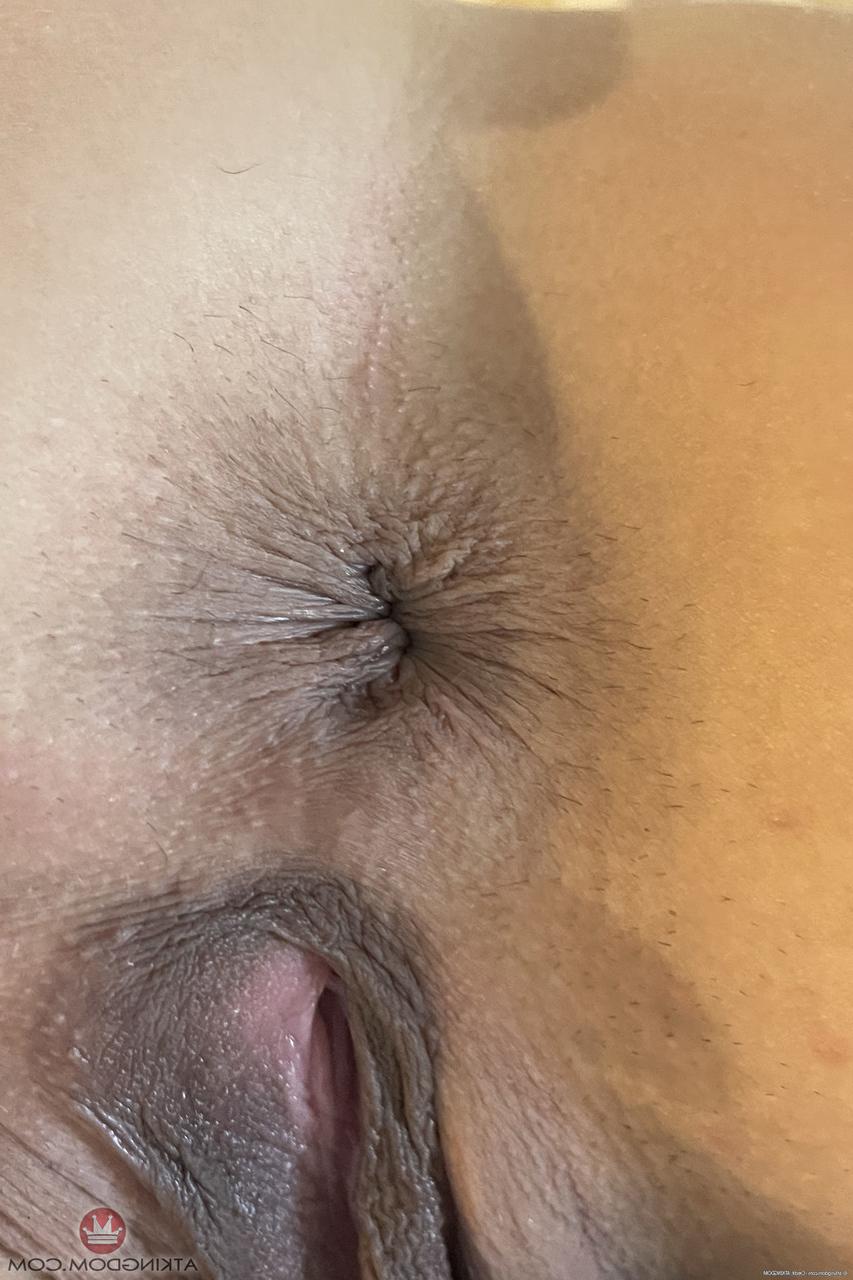 20P Sexy amadora Summer Vixen espalha sua buceta aparada de perto na cama