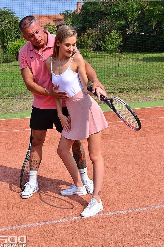 12P A loira esportiva Tiffany Tatum leva uma surra na quadra por seu instrutor de tênis