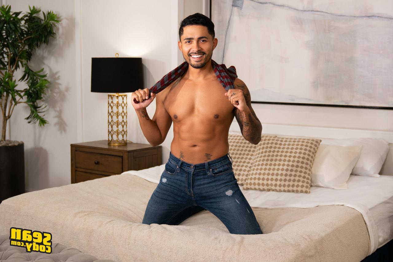 15P O gay negro e bonitão Ricky Donovan fode um jovem gostoso em uma cena interracial selvagem
