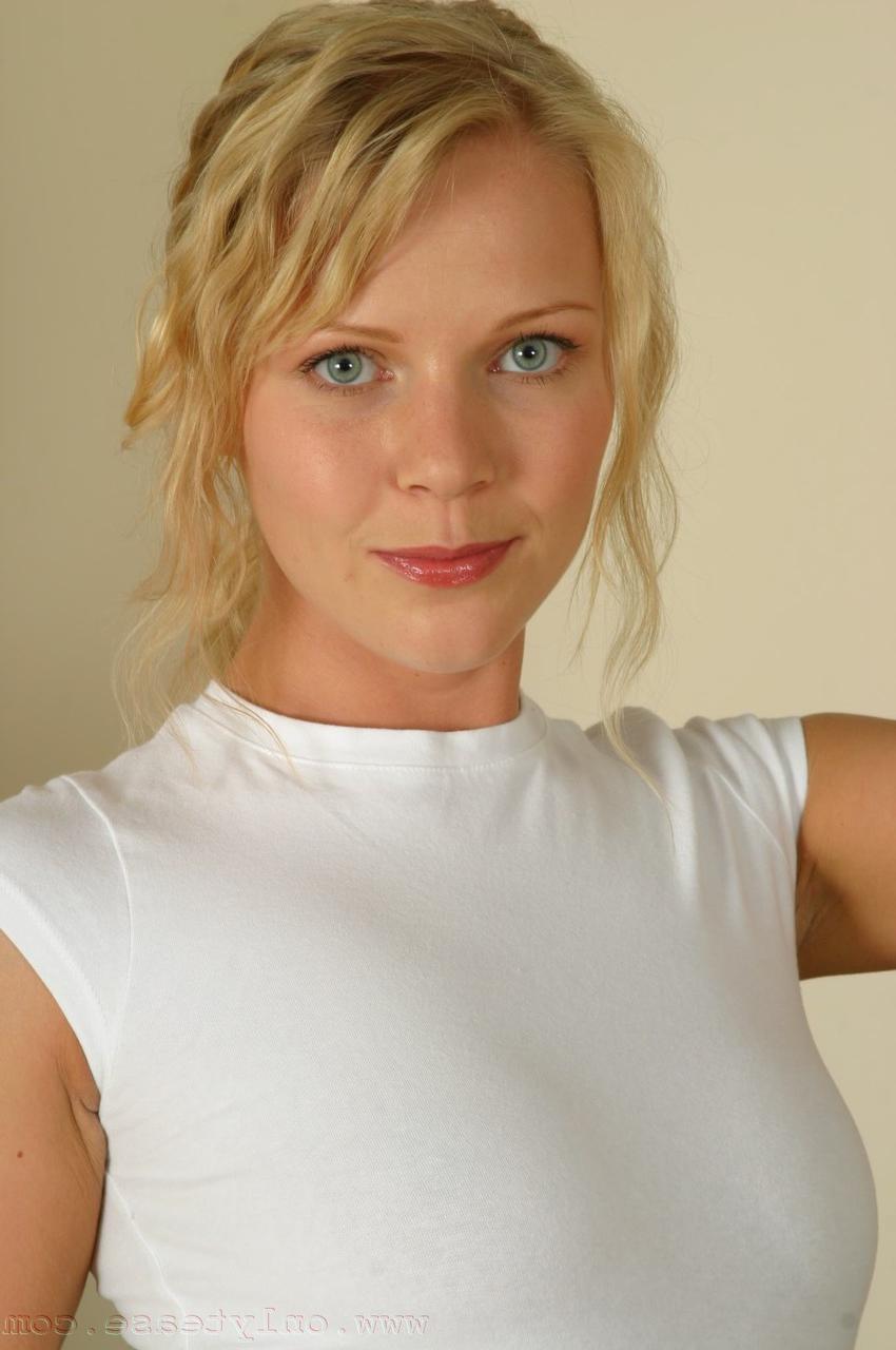 20P La blonde vêtue d'une robe de tennis blanche Abigail Toyne présente son corps sexy.