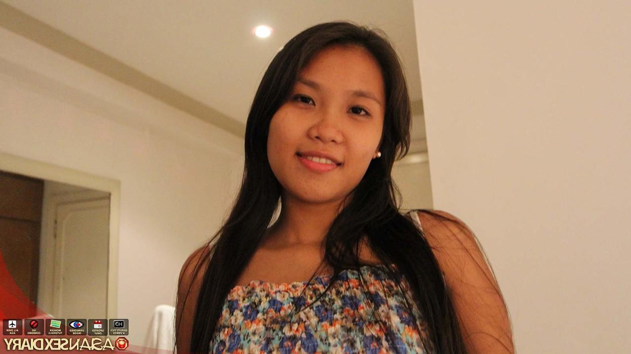 15P La chica pinay Corazón ahueca sus grandes tetas mientras tiene sexo con un extranjero