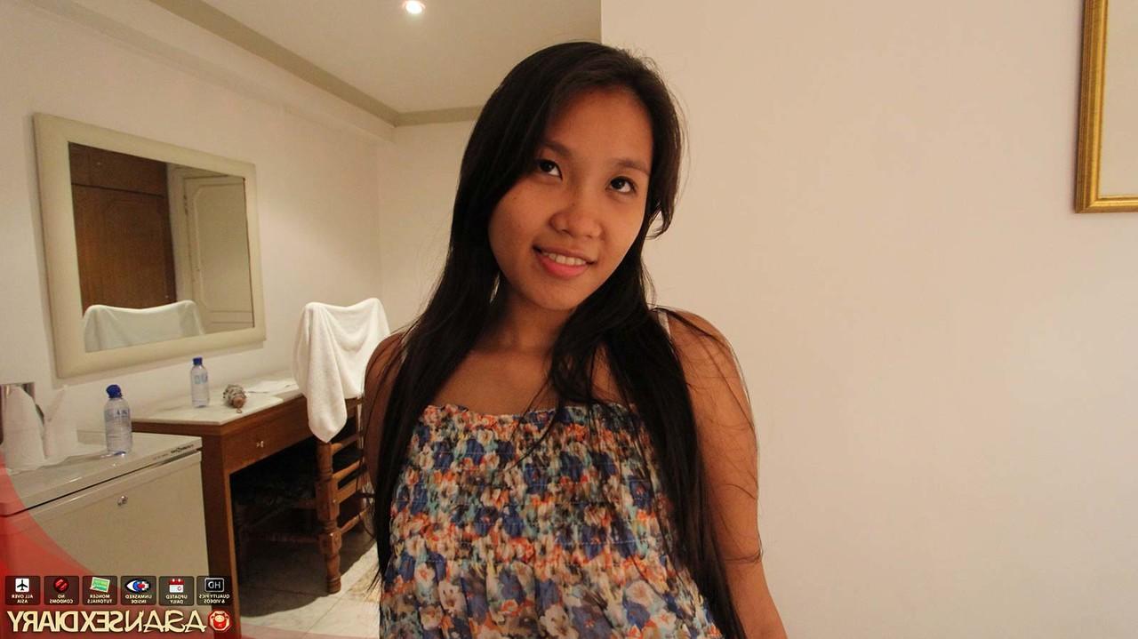 15P La chica pinay Corazón ahueca sus grandes tetas mientras tiene sexo con un extranjero