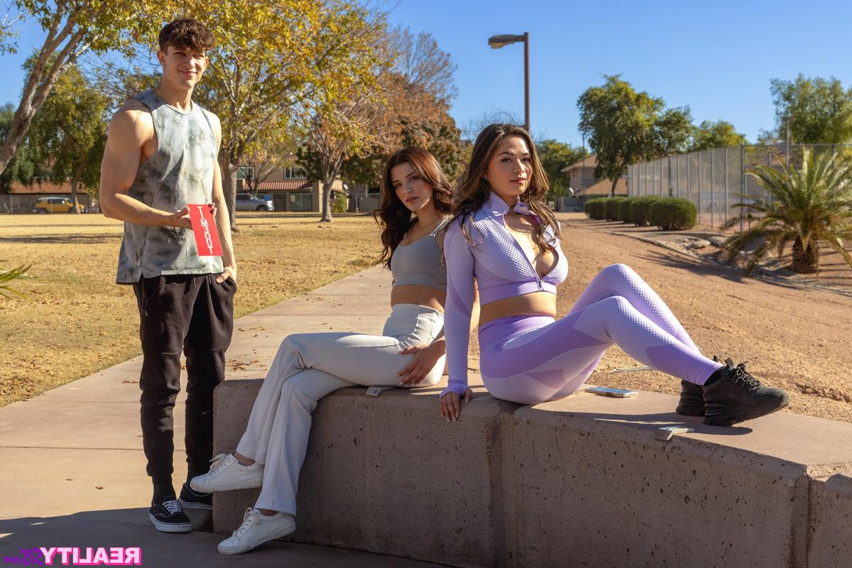 16P Scarlett Alexis hat Sex auf einem Bett mit ihrem Stiefbruder Parker Ambrose