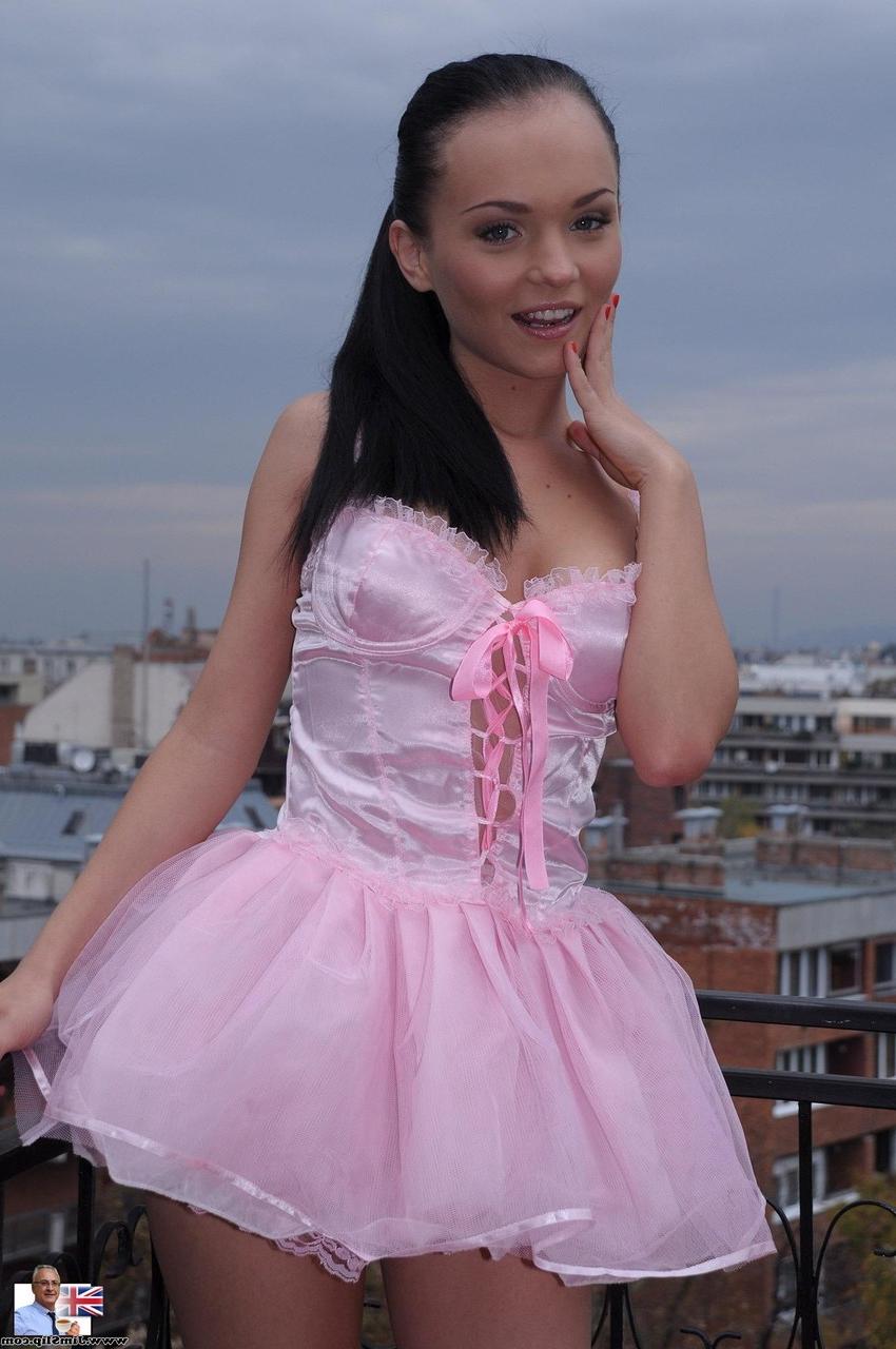 20P La linda y pequeña adolescente Anabell Bella se levanta el vestido rosa y se sienta sobre una erección dura
