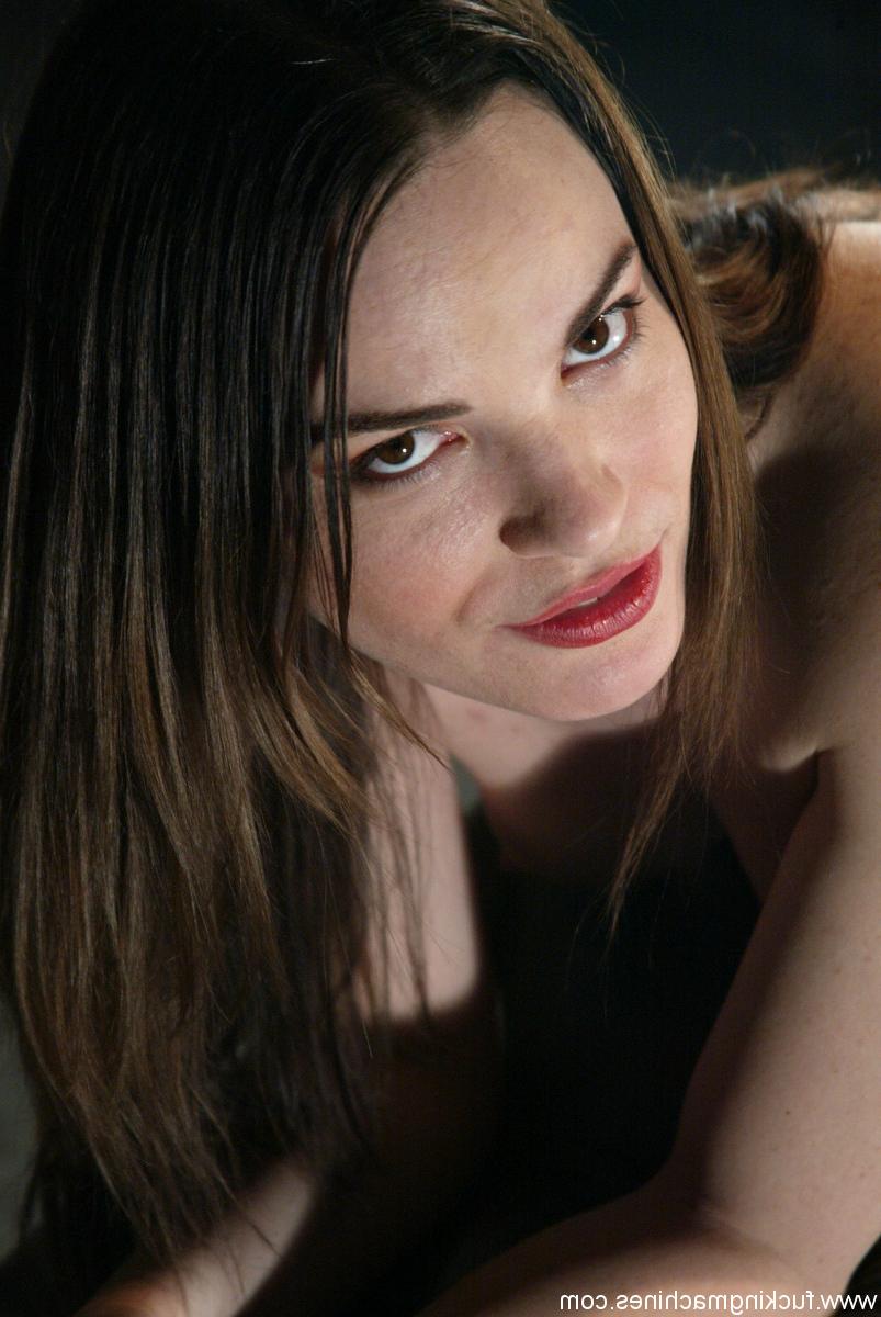 17P Dana DeArmond se abaixou e abriu sua boceta com sua máquina de sexo forte.