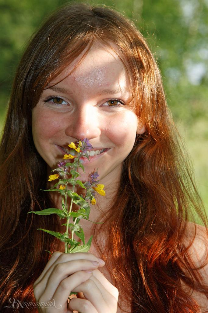 16P Die natürlich rothaarige Königin Anastasia zieht sich auf einem Feldweg völlig nackt aus