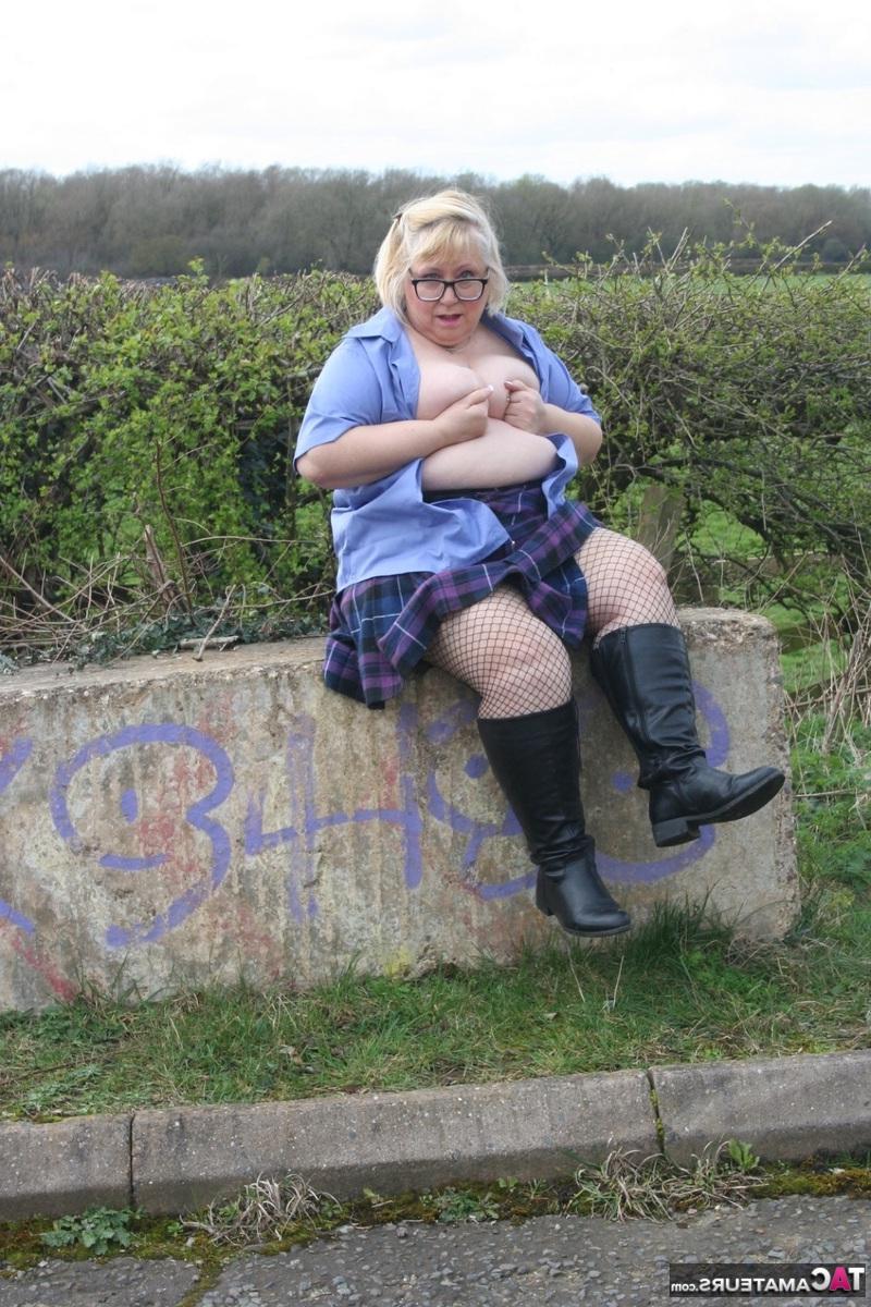 13P A loira obesa Lexie Cummings mostra seus peitos e buceta em uma estrada rural