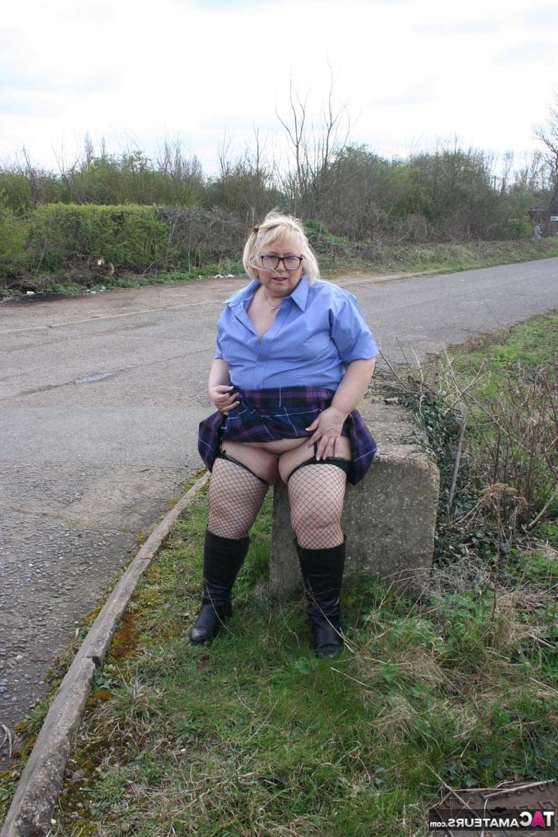 13P A loira obesa Lexie Cummings mostra seus peitos e buceta em uma estrada rural