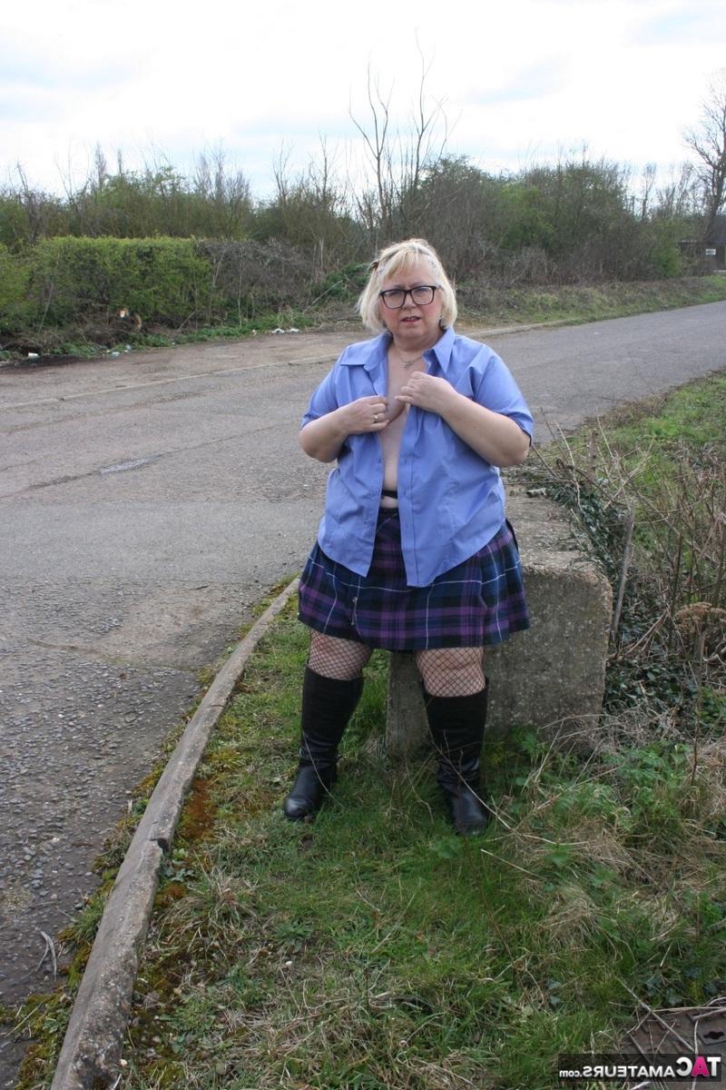 13P A loira obesa Lexie Cummings mostra seus peitos e buceta em uma estrada rural