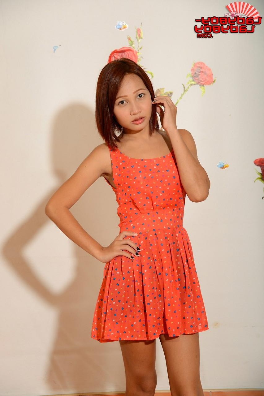 16P Nanny, petite transexuelle asiatique, montre ses petits seins et sa bite sucable non coupée.