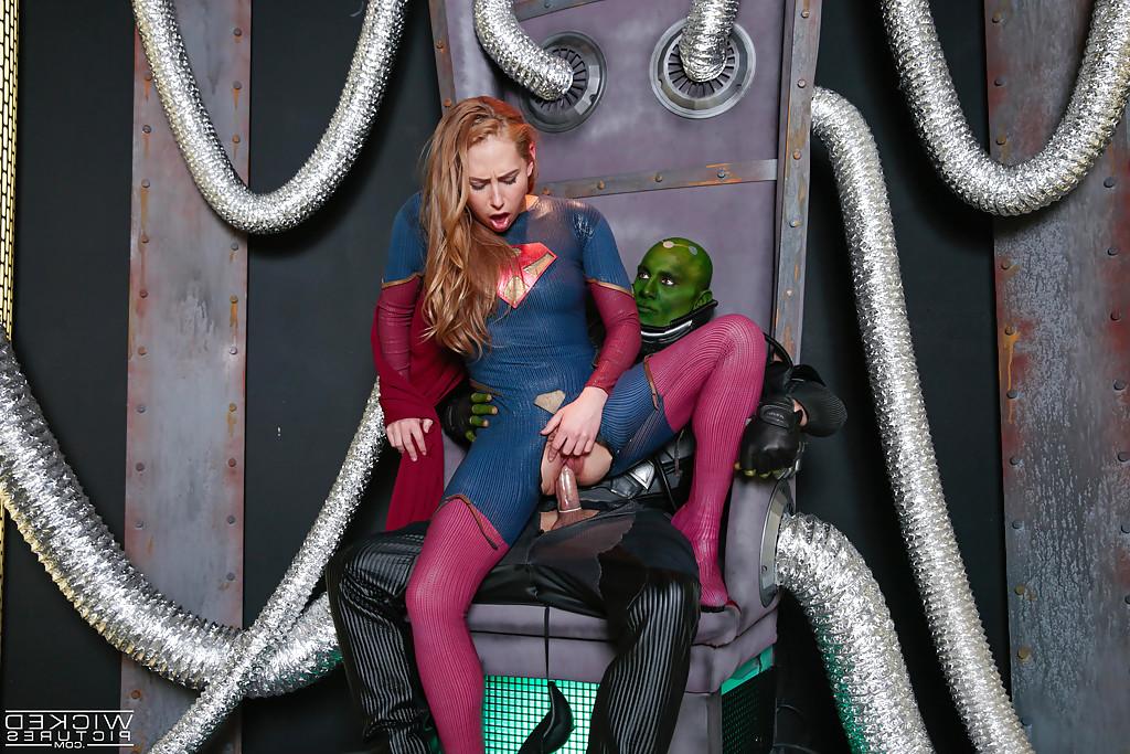 16P A estrela pornô Carter Cruise sendo fodida por um alienígena em uma roupa de cosplay sem virilha