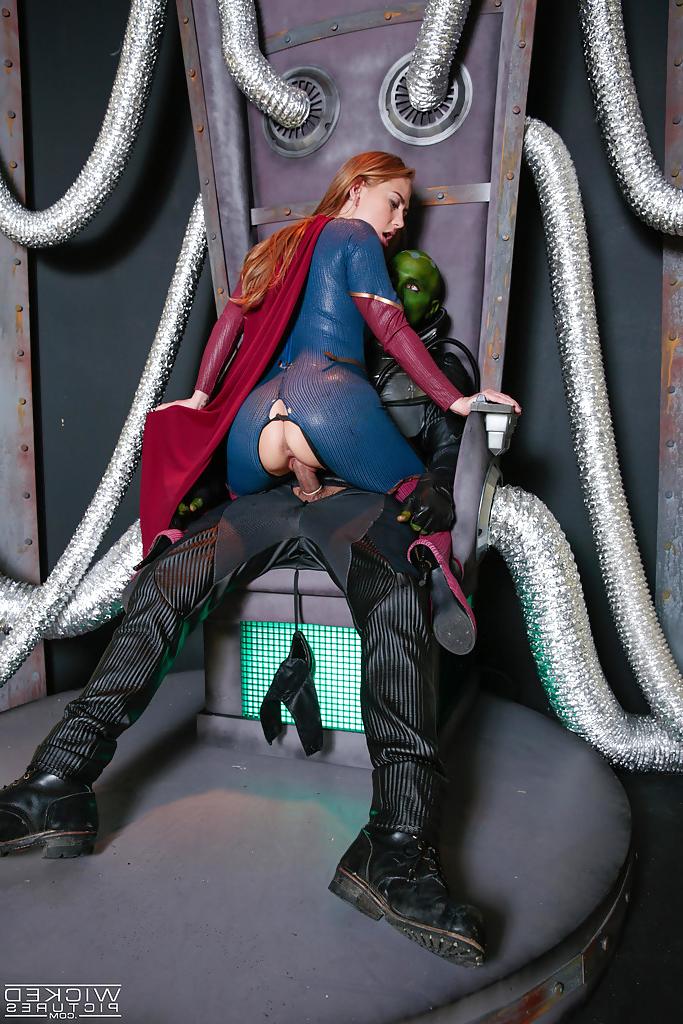 16P A estrela pornô Carter Cruise sendo fodida por um alienígena em uma roupa de cosplay sem virilha