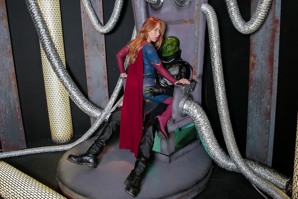 16P A estrela pornô Carter Cruise sendo fodida por um alienígena em uma roupa de cosplay sem virilha