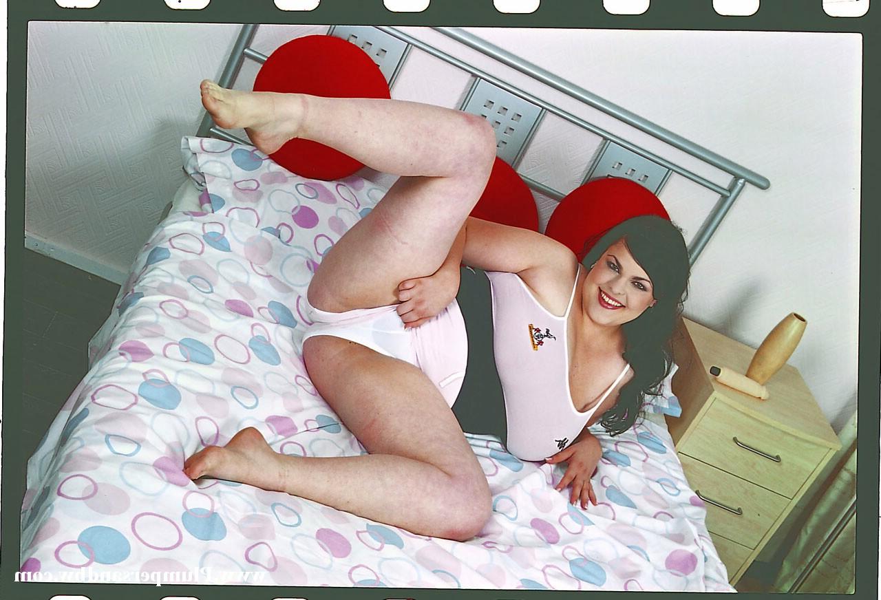 15P Brunette plumper uncovers her large breasts before toying her pussy
