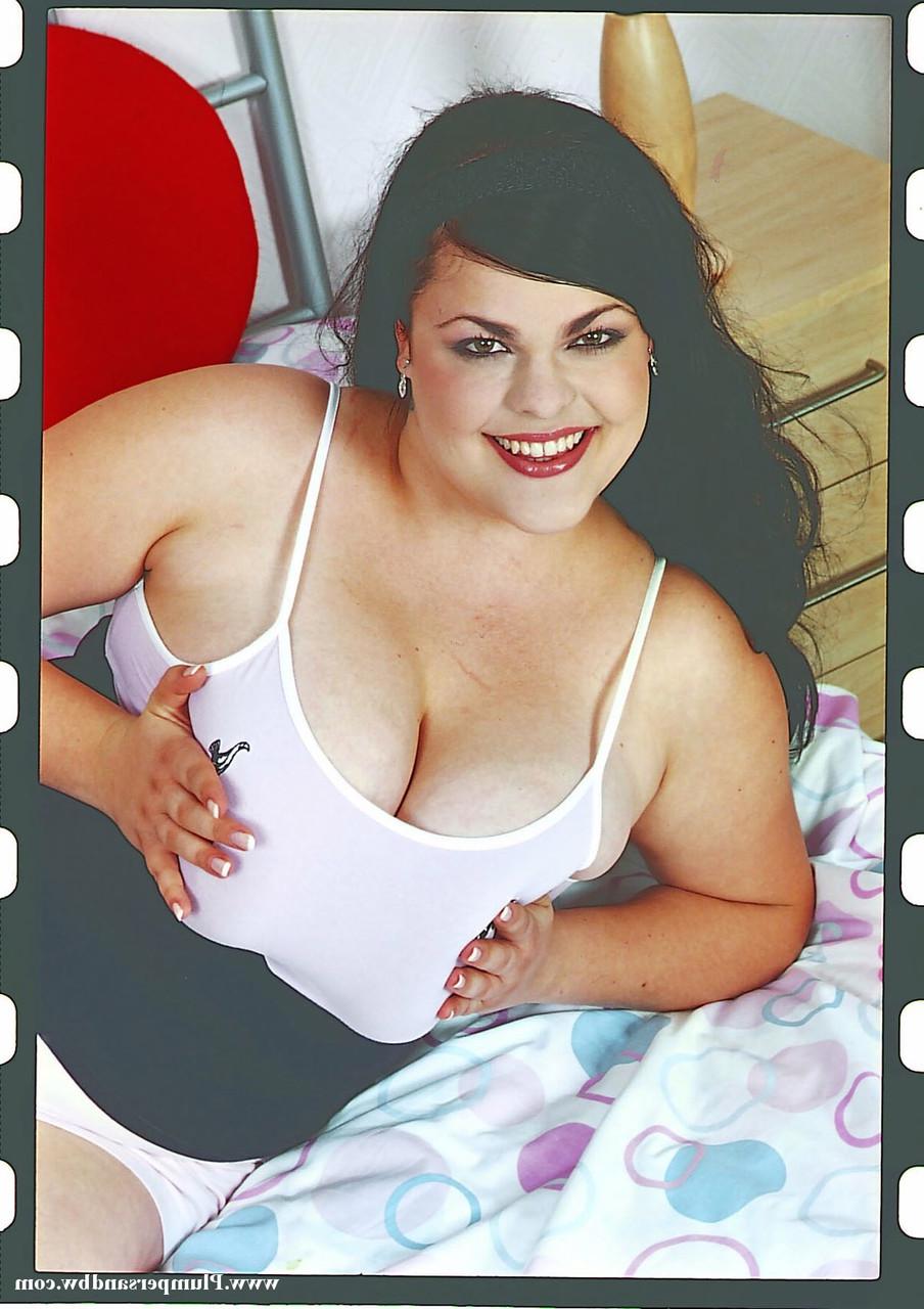 15P Brunette plumper uncovers her large breasts before toying her pussy
