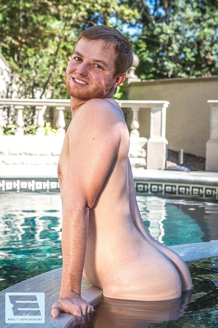 20P Un gay noir aime le sexe anal en plein air avec un minet chaud après l'avoir anulingus