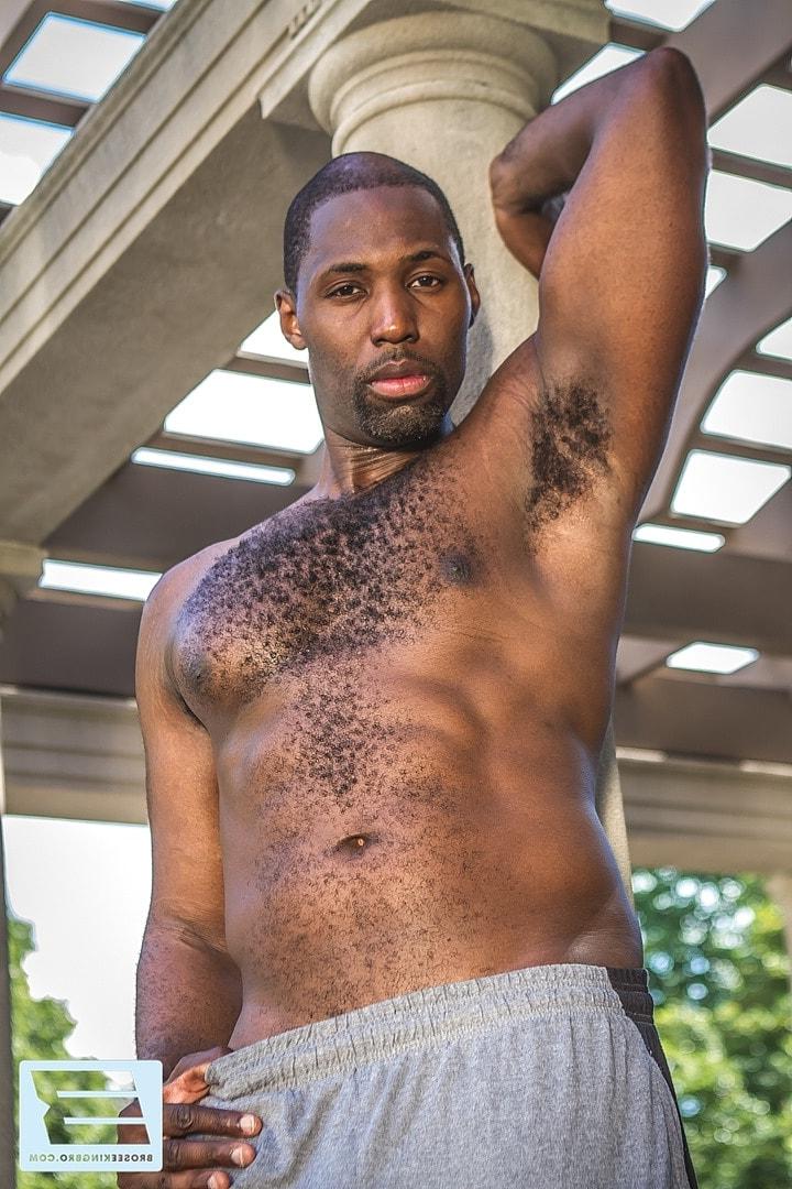 20P Un gay noir aime le sexe anal en plein air avec un minet chaud après l'avoir anulingus