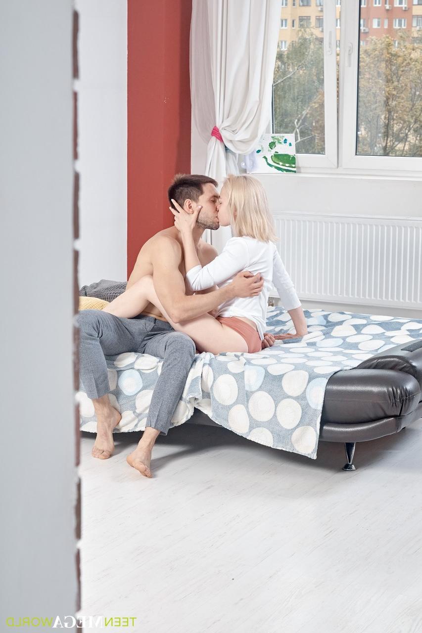 20P Las dulces y pequeñas jóvenes Katty West y Kira Stone comparten una polla larga y dura en una cama