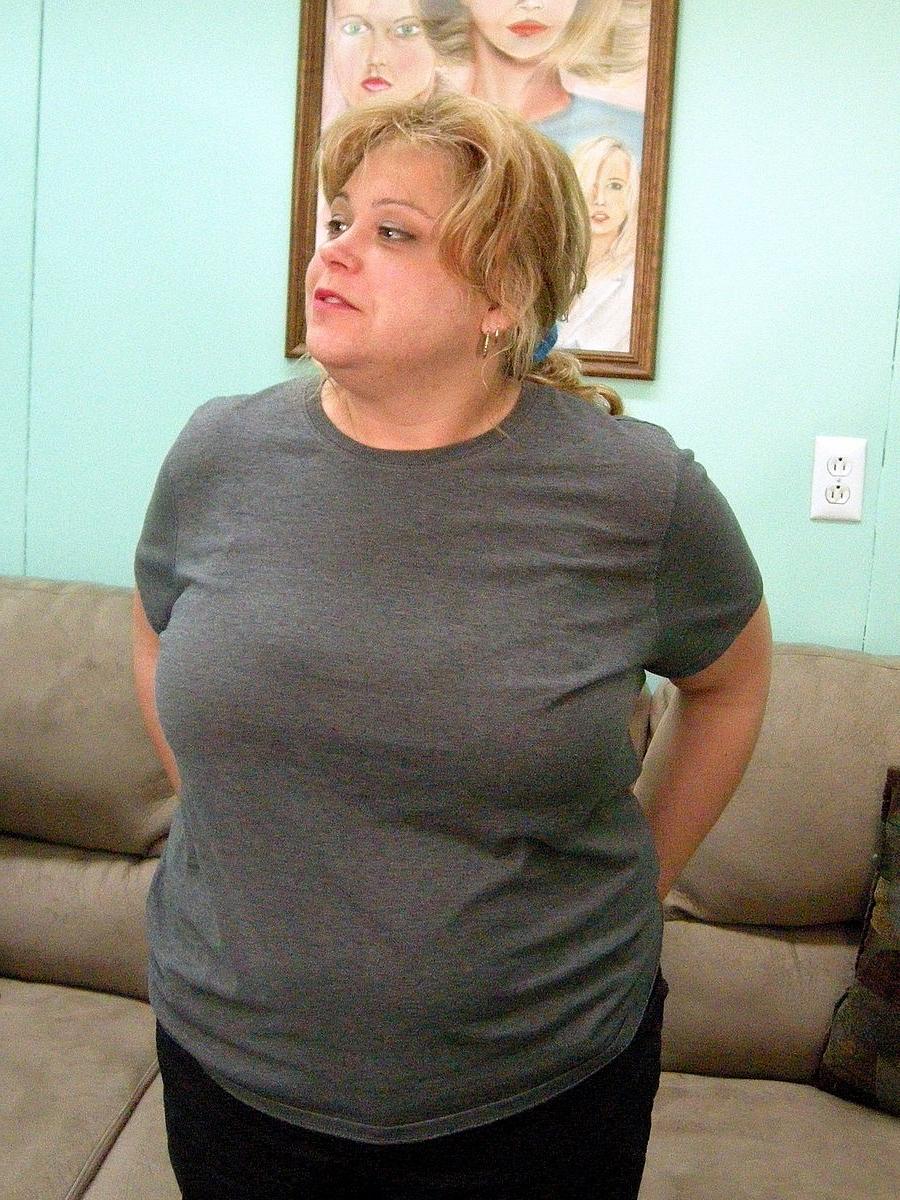 20P La gorda madre amateur jenna fox se quita la ropa y posa desnuda en un sofá